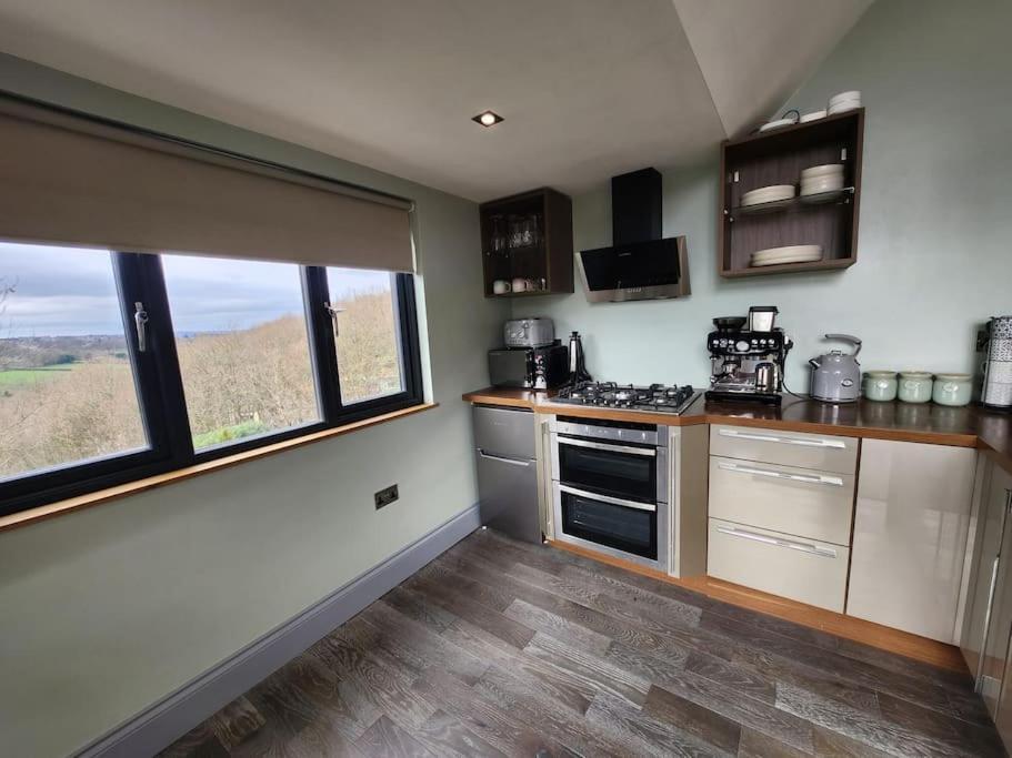 Luxury 1 Bed Coach House Apartment Huddersfield Bagian luar foto